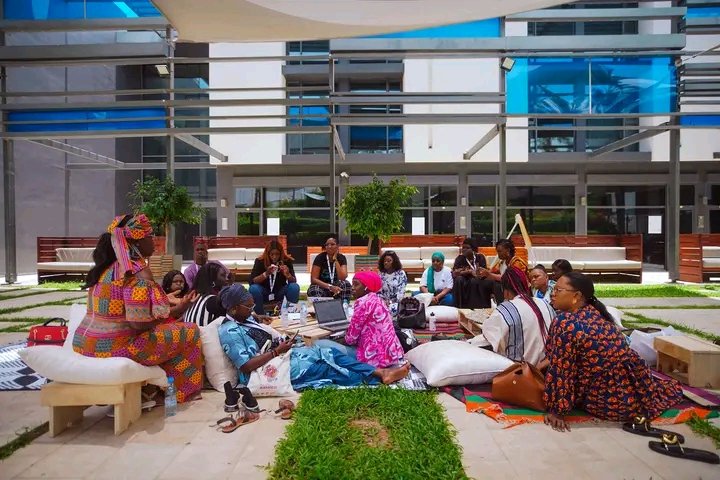 WomenJSenegal's tweet photo. 🤩PARTICIPATION À L’UNIVERSITÉ D'ÉTÉ FÉMINISTE DE L'AFRIQUE DE L'OUEST ET DU CENTRE.
Nos Jàmbaars @FatouBintouCam1
et @KhadidiatouDib3 ont pris part à l'événement
#universitefeministe #universitedete #feminisme
#leadershipfeminin
#InclusionNumérique
#womenempowerment https://t.co/QYKzS9amns