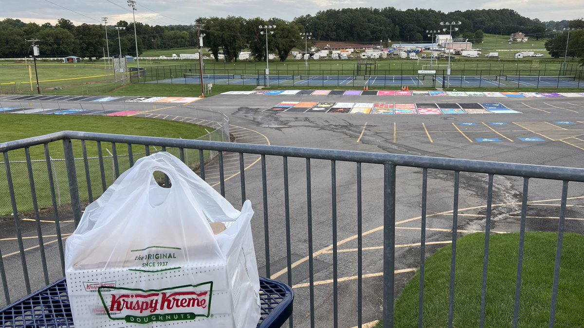 ConniTucker's tweet image. Wake up, MAHS Seniors! It’s your LAST #mafirstday 🐻💙 Meet me in the parking lot this morning and grab a doughnut before class. If you don’t have a 1st period on campus, swing by my office when you get here to grab one (while supplies last😁). #classof2024