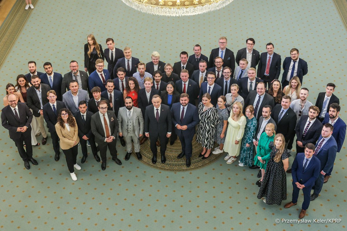 Uczestnicy #FreedomCampus @europeanreform z wizytą w Pałacu Prezydenckim. Z młodymi politykami z państw europejskich spotkał się Prezydent @AndrzejDuda. Towarzyszył mu Szef @BPM_KPRP @marcin_przydacz.