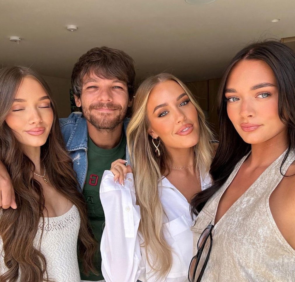 ltbrnews's tweet photo. UPDATE | LINDOS! Louis com sua família. 💖🫶🏻 https://t.co/UIh5FrxsMW
