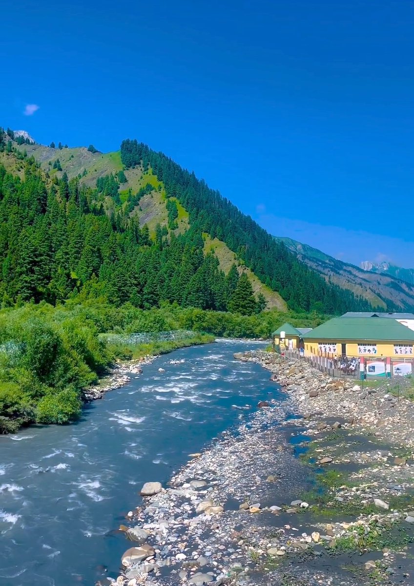 Mesmerising view❤️❤️
.
.Gurez India🇮🇳🇮🇳🇮🇳
.
 Credit #faisu_kashmir

#gurez #leh #roadtrip #bike #nh1 #highway #friends #dost #yaari #yaar #trendingreels  #mountains #reelkrofeelkro  #travelphotography #winterinkashmir #lovequates #travelblogger #mountainslovers #viralreels