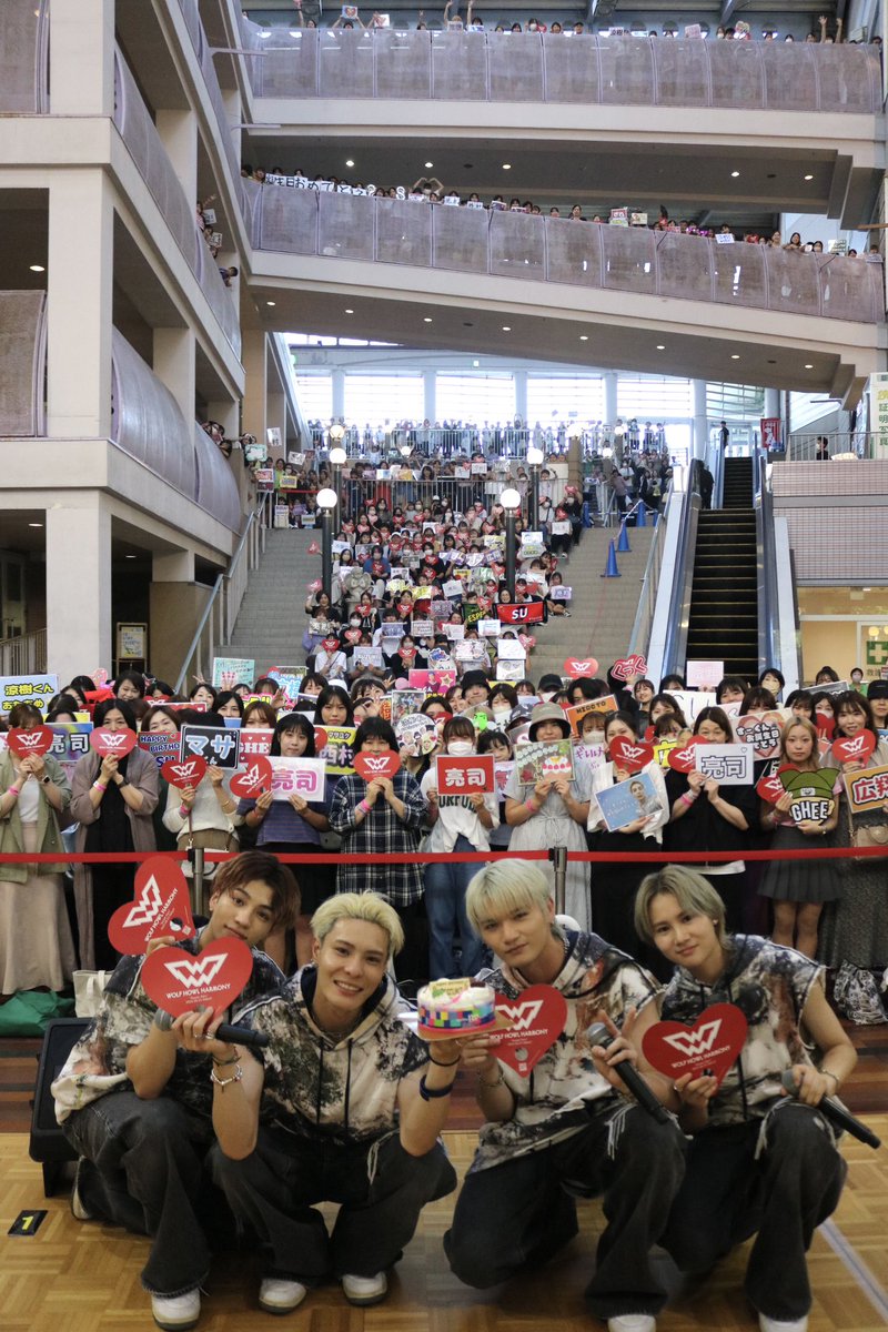 WOLFHOWLHARMONY's tweet photo. WOLF HOWL HARMONY 
-iCON Z 夢者修行-

2023.8.14.(月)
【福岡】筑紫野ベレッサ

本日もお越し下さった皆さま
ありがとうございました！！！！

2部の最後にサプライズで
LOVEREDの皆さまと
SUZUKIの誕生日をお祝い🎂🎉

サプライズ大成功でしたね🤭✨

#WHH夢者修行
#WHH
#LOVERED https://t.co/TLIQ5p8SA0