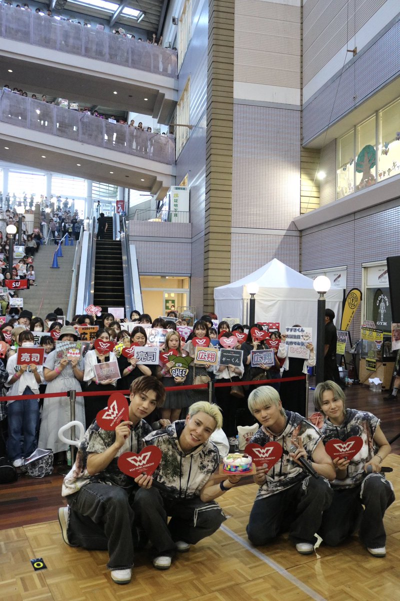 WOLFHOWLHARMONY's tweet photo. WOLF HOWL HARMONY 
-iCON Z 夢者修行-

2023.8.14.(月)
【福岡】筑紫野ベレッサ

本日もお越し下さった皆さま
ありがとうございました！！！！

2部の最後にサプライズで
LOVEREDの皆さまと
SUZUKIの誕生日をお祝い🎂🎉

サプライズ大成功でしたね🤭✨

#WHH夢者修行
#WHH
#LOVERED https://t.co/TLIQ5p8SA0