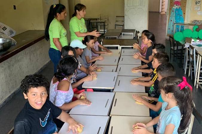 🗣️Las escuelas abiertas en Caracas continúa atendiendo a los niños, niñas y comunidad con alegría y amor por la calidad educativa. Educación integral para la vida comunal. @NicolasMaduro @_LaAvanzadora @gracielamarilis @gestionperfecta @CDCECaracas #ElTipoEsMaduro