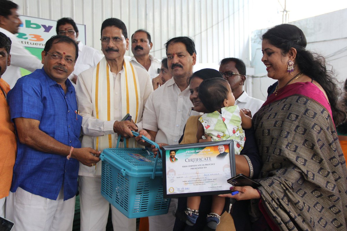 ShyamSunder_BJP's tweet photo. సనత్ నగర్ అసెంబ్లీ పరిధిలోని బేగంపేట్‌ లో "అటల్ బిహారీ వాజ్ పేయి ఫౌండేషన్ " ఆధ్వర్యంలో నిర్వహించిన హెల్తీ బేబీ షో కార్యక్రమానికి కేంద్ర మంత్రి వర్యులు బిజెపి రాష్ట్ర అధ్యక్షులు శ్రీ @kishanreddybjp గారితో పాటు పాల్గొన్నాను. 

ఈ హెల్తీ బేబీ షో కార్యక్రమంలో సుమారు 500 మంది మాతృమూర్తులకు, పసిపిల్లలకు పౌష్టిక ఆహార కిట్లను కేంద్రమంత్రి కిషన్‌రెడ్డి గారు అందజేశారు. 

పసిపిల్లలు ఆరోగ్యంగా పెరిగేందుకు ఇవి ఉపయోగ పడతాయి. పిల్లలో పౌష్ఠిక ఆహర లోపాన్ని నివారించేందుకు ప్రధాని శ్రీ @narendramodi గారి సూచన మేరకు ఈ కిట్లను పంపిణీ చేయడం జరిగింది.

#SanathNagar
#POSHANAbhiyaan