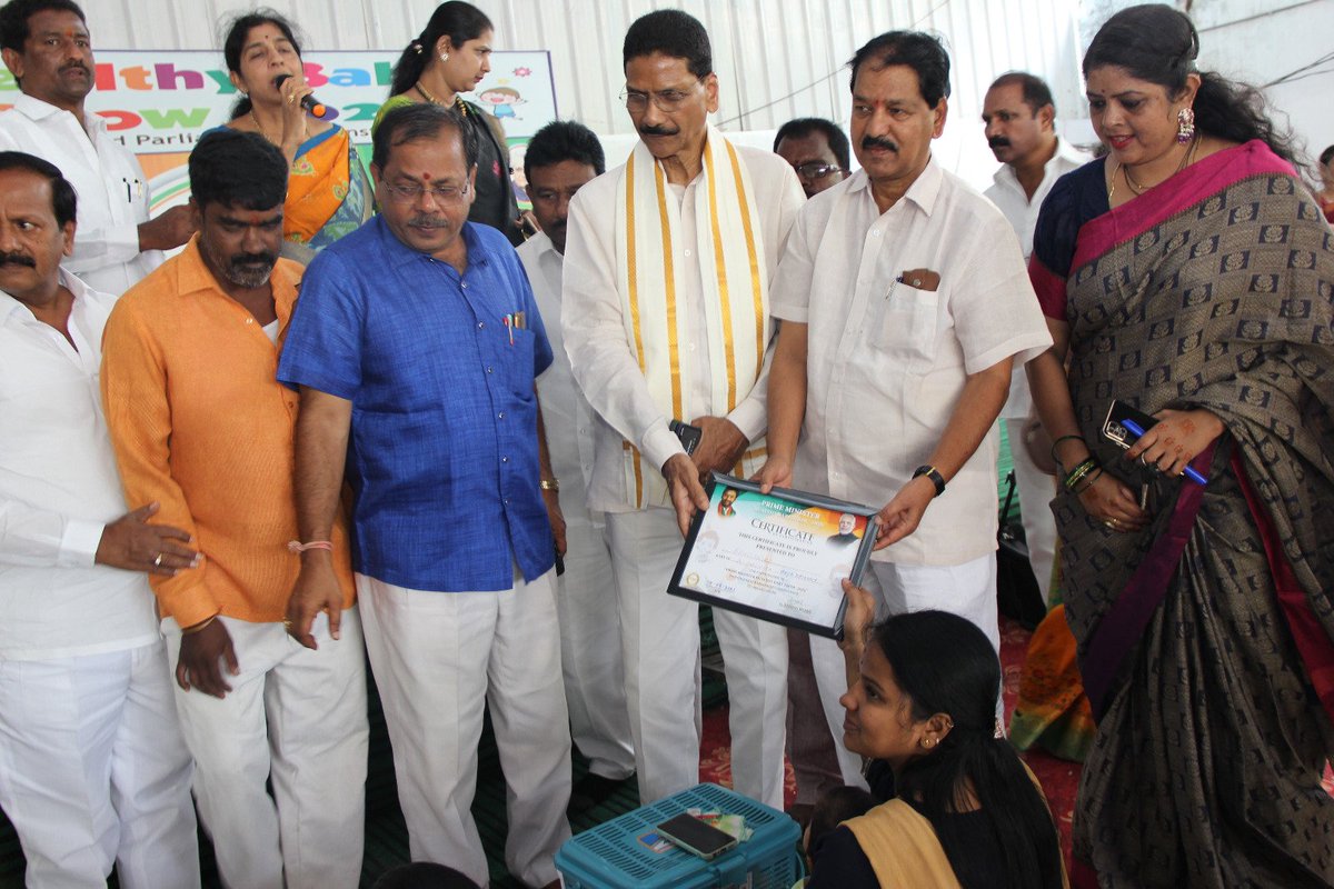 ShyamSunder_BJP's tweet photo. సనత్ నగర్ అసెంబ్లీ పరిధిలోని బేగంపేట్‌ లో "అటల్ బిహారీ వాజ్ పేయి ఫౌండేషన్ " ఆధ్వర్యంలో నిర్వహించిన హెల్తీ బేబీ షో కార్యక్రమానికి కేంద్ర మంత్రి వర్యులు బిజెపి రాష్ట్ర అధ్యక్షులు శ్రీ @kishanreddybjp గారితో పాటు పాల్గొన్నాను. 

ఈ హెల్తీ బేబీ షో కార్యక్రమంలో సుమారు 500 మంది మాతృమూర్తులకు, పసిపిల్లలకు పౌష్టిక ఆహార కిట్లను కేంద్రమంత్రి కిషన్‌రెడ్డి గారు అందజేశారు. 

పసిపిల్లలు ఆరోగ్యంగా పెరిగేందుకు ఇవి ఉపయోగ పడతాయి. పిల్లలో పౌష్ఠిక ఆహర లోపాన్ని నివారించేందుకు ప్రధాని శ్రీ @narendramodi గారి సూచన మేరకు ఈ కిట్లను పంపిణీ చేయడం జరిగింది.

#SanathNagar
#POSHANAbhiyaan