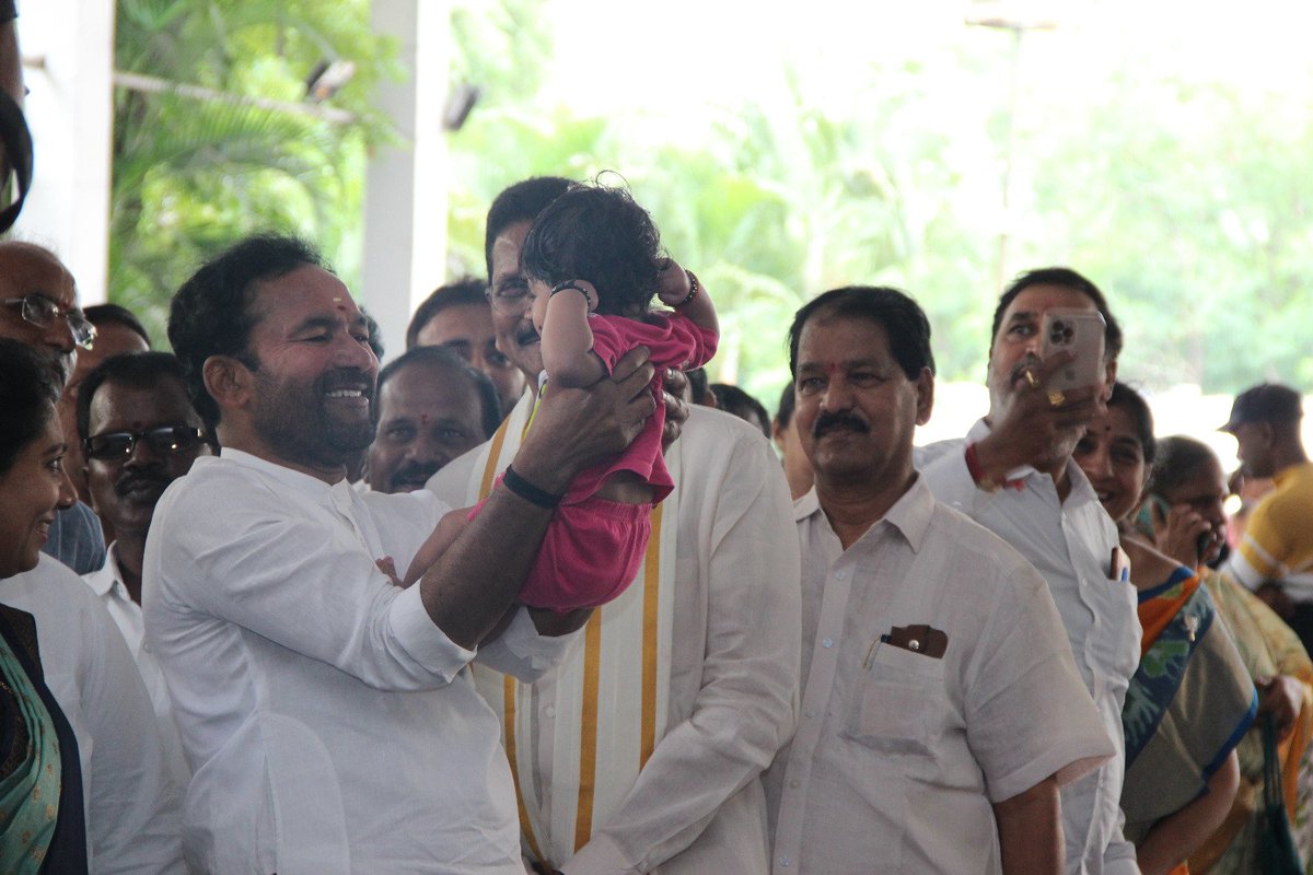 ShyamSunder_BJP's tweet photo. సనత్ నగర్ అసెంబ్లీ పరిధిలోని బేగంపేట్‌ లో "అటల్ బిహారీ వాజ్ పేయి ఫౌండేషన్ " ఆధ్వర్యంలో నిర్వహించిన హెల్తీ బేబీ షో కార్యక్రమానికి కేంద్ర మంత్రి వర్యులు బిజెపి రాష్ట్ర అధ్యక్షులు శ్రీ @kishanreddybjp గారితో పాటు పాల్గొన్నాను. 

ఈ హెల్తీ బేబీ షో కార్యక్రమంలో సుమారు 500 మంది మాతృమూర్తులకు, పసిపిల్లలకు పౌష్టిక ఆహార కిట్లను కేంద్రమంత్రి కిషన్‌రెడ్డి గారు అందజేశారు. 

పసిపిల్లలు ఆరోగ్యంగా పెరిగేందుకు ఇవి ఉపయోగ పడతాయి. పిల్లలో పౌష్ఠిక ఆహర లోపాన్ని నివారించేందుకు ప్రధాని శ్రీ @narendramodi గారి సూచన మేరకు ఈ కిట్లను పంపిణీ చేయడం జరిగింది.

#SanathNagar
#POSHANAbhiyaan
