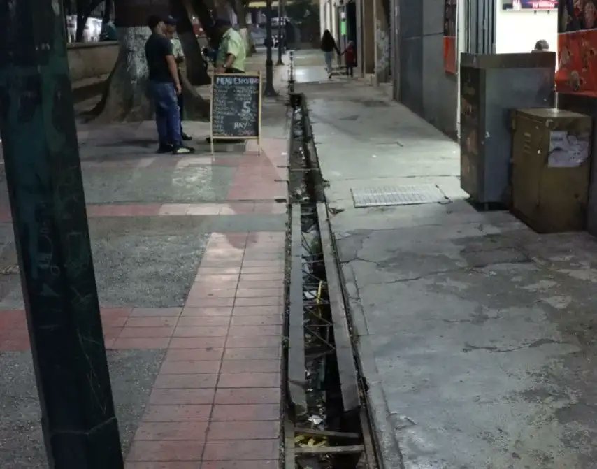 #14Ago| 🇻🇪 📌 #ElTipoEsMaduro Alcaldesa de Caracas inspecciona espacios que serán rehabilitados. Máxima autoridad capitalina realizó un recorrido por el boulevard Palma a Miracielos.