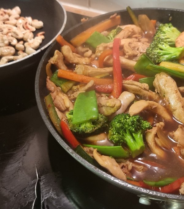 Chicken and cashew stir-fry. What are you having for dinner? https://t.co/Z7R5vNFgaO<a href="/tag/popcorn"class="tags"><span>#popcorn</span></a>