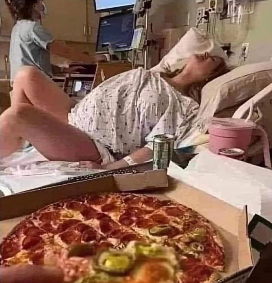 DonSoriano_'s tweet photo. me he tenido que pedir una pizza porque la parienta hoy no quiere hacer la comida...

enhorabuena @IreneMontero, lo has conseguido https://t.co/sTxR2EvsVB
