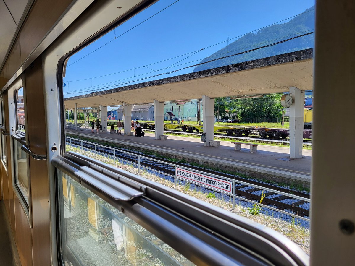 bilderbein's tweet photo. Ich bin in einem Zug, in dem man noch die Fenster öffnen kann. 😀 #d211 #ic211 https://t.co/t1p0tCkzoR