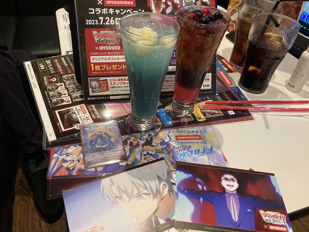 xrdumj's tweet photo. コラボドリンクファイト！のつもりがあまりにファイト不向きな部屋に通されて泣いている。 https://t.co/oFtRpYLzmK