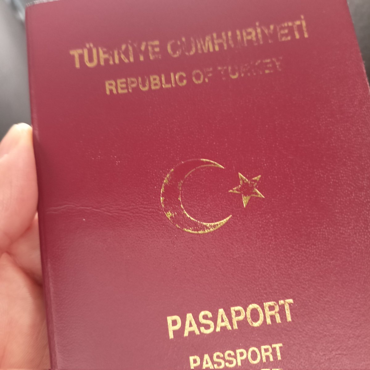 Bıgünde ben dert yanayım hep Türkiye'dekilermi yapacak Pasaport değiştirmeden geliyorum Bir ay önce randevu yaparken 110 euro idi. Bir ayda zam gelmiş 150 euro olmuş. Kimse çirkeflik yapmadı ödedik hesabı çıktık. Hayat sadece Türkiyede pahalı değil bilin istedim