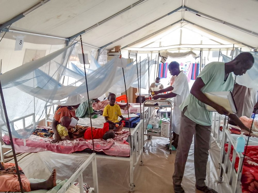 MSF_EastAfrica's tweet photo. Sudanese refugees in #Chad are facing a catastrophic situation. Over 358,000 people have arrived, and the conditions in the camps are wholly inadequate.

@MSF is calling on the international community to step up and provide essential support.

#HumanitarianCrisis #Sudan https://t.co/6xKeKraVi3