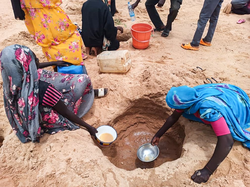 MSF_EastAfrica's tweet photo. Sudanese refugees in #Chad are facing a catastrophic situation. Over 358,000 people have arrived, and the conditions in the camps are wholly inadequate.

@MSF is calling on the international community to step up and provide essential support.

#HumanitarianCrisis #Sudan https://t.co/6xKeKraVi3