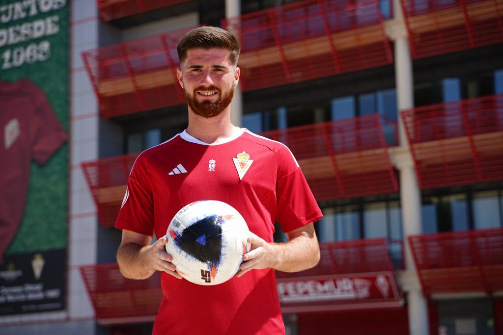 PRESENTACIÓN | 📷 Álex Zalaya ya posa en el Enrique Roca con la elástica grana.

#BienvenidoAlex