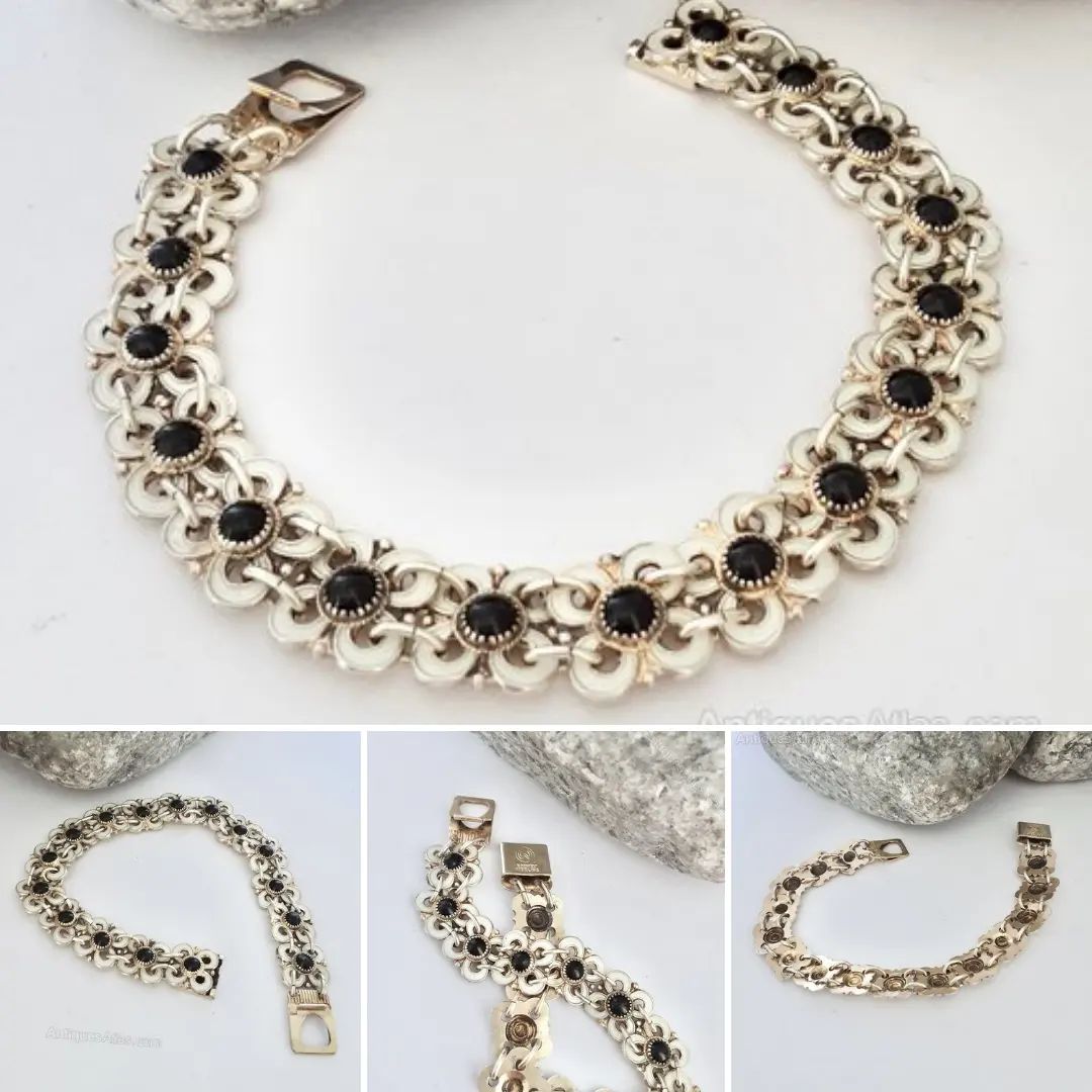antiques_atlas's tweet photo. David Andersen Norwegian Silver & Enamel Bracelet. https://t.co/OU4OTfeRLq Great Gift 🎁
@greestoneantiques #norwegianjewellery #vintagejewellery #davidandersen #davidandersensilver #davidandersenbracelet https://t.co/7n8hsGXryI