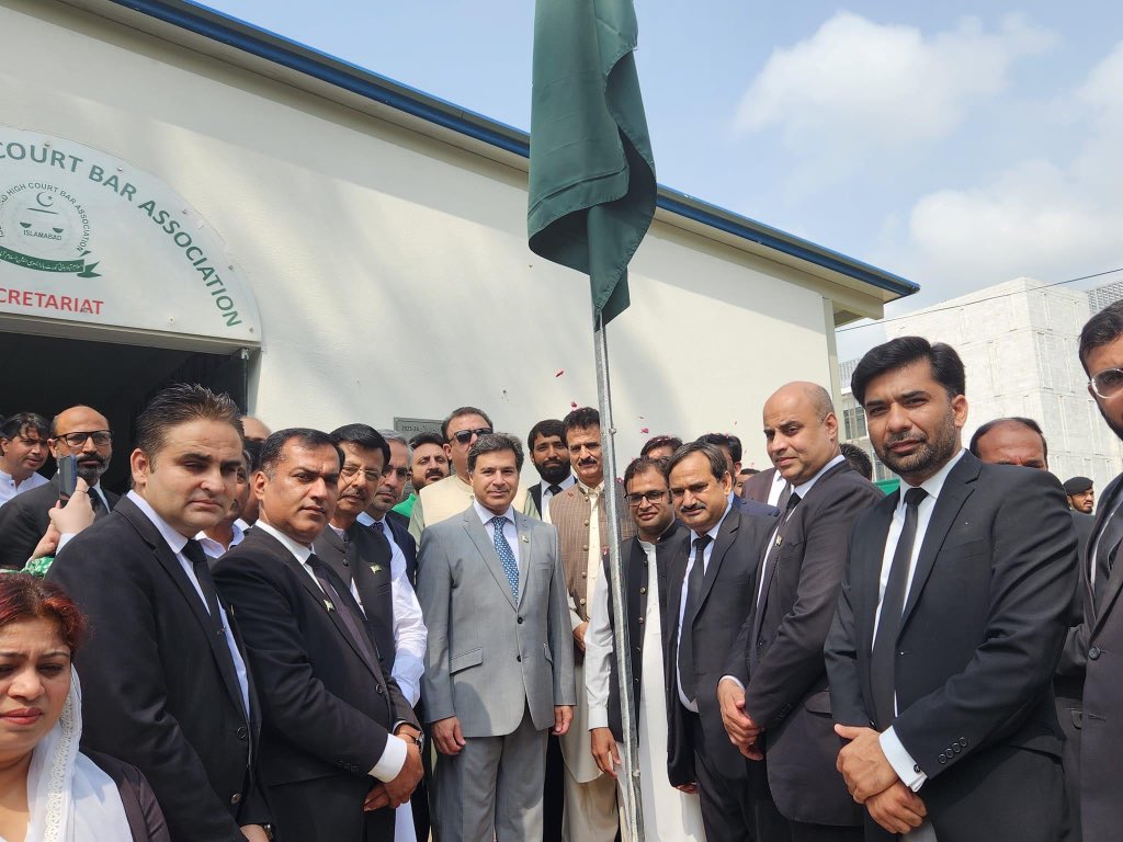 Hsn_Jvd's tweet photo. #IndependenceDay celebrations at Islamabad High Court.  Hon’able J. Mian Gul Hassan Aurangzaib, J. Tariq Mehmood Jahangiri &amp; J. Arbab M Tahir along with bar representatives and lawyers participated. 

 #14August2023 https://t.co/uxBcOCq1VP