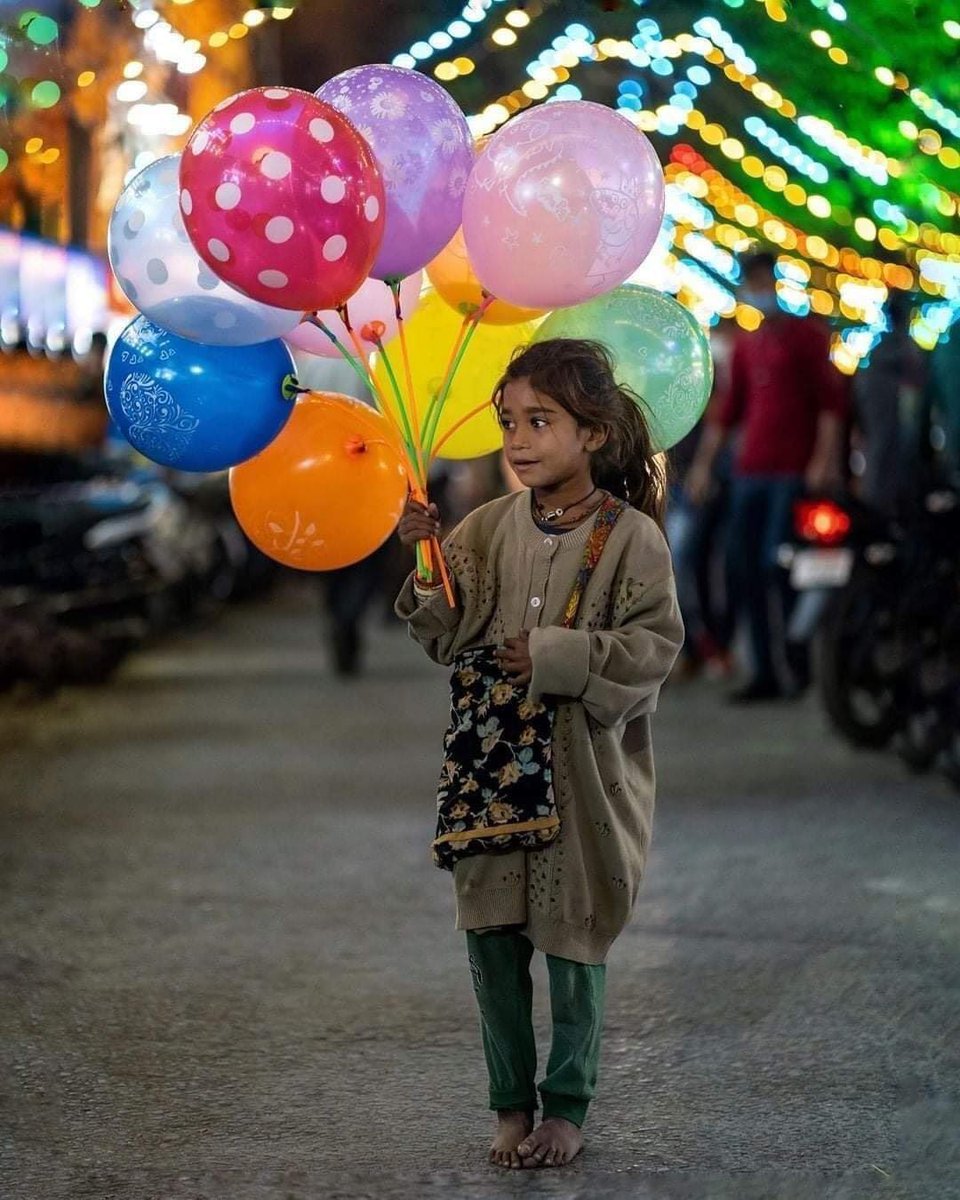 अक्सर कच्चे मकानों में पक्के इरादे पलते हैं
वह नंगे पांव होकर भी जूतो से आगे चलते हैं।