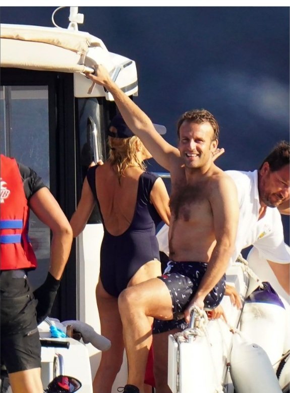 dams21250's tweet photo. Pendant ce temps nôtre chef d'état  ce régal. 🤣🤣 on travaille dur pour nous ne pas finir les fins de mois mais on envoie notre cher président en vacances chaque année à nos frais https://t.co/4oPkGfsCz4