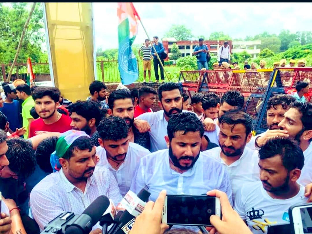 DivyanshuB_raja's tweet photo. NSUI के समय से मेरे साथी , प्रदेश युवा कांग्रेस में महासचिव भाई महबूब खान को जन्मदिवस की दिली मुबारकबाद 

ख़ुदा आपको सलामत रखे , तरक़्क़ी बख्शे । https://t.co/omj1MVn4Si