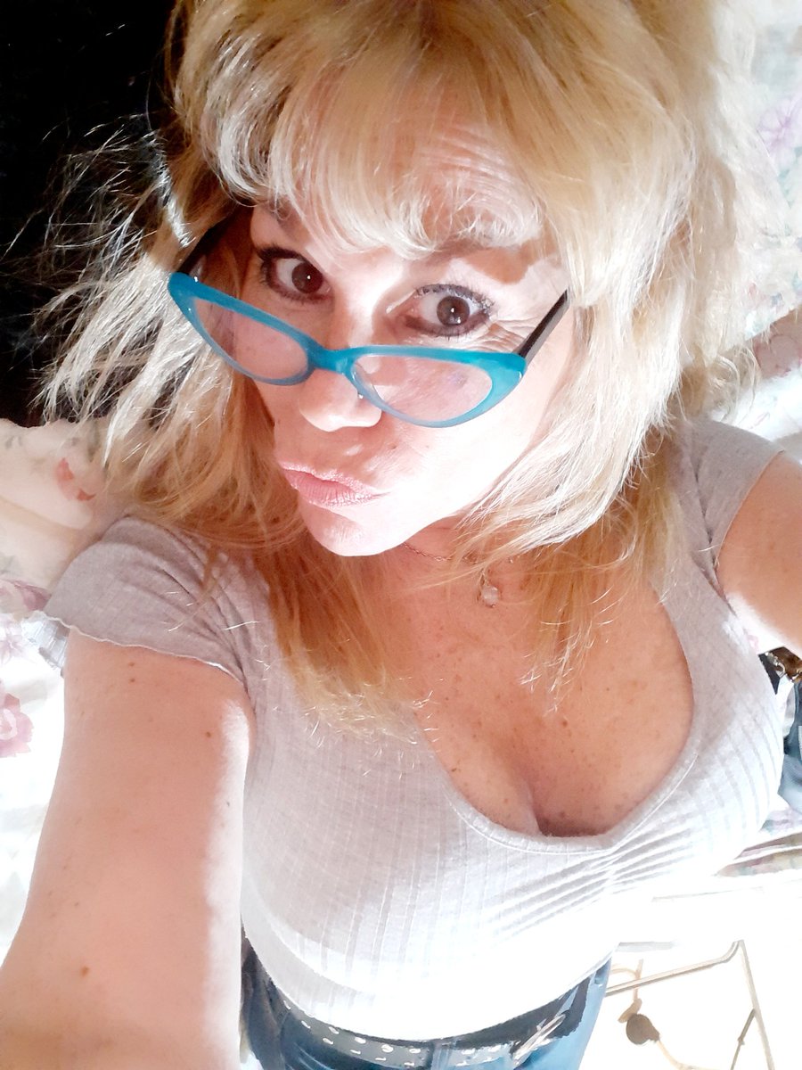 RosanaRosee's tweet photo. Antes de ir a rockear con mi cambio de look!! https://t.co/70c1Q7Ze36