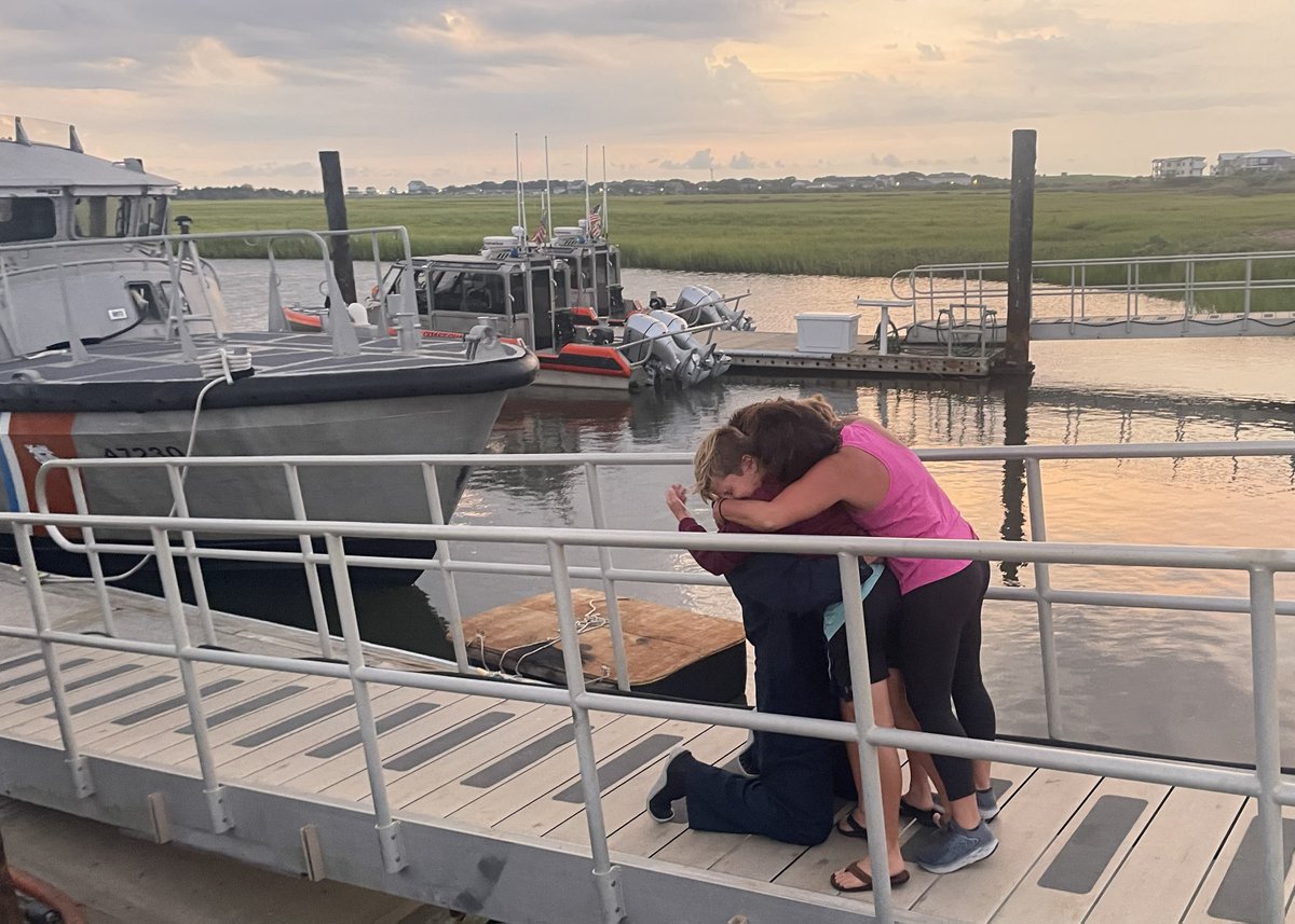 uscgEast's tweet photo. #UPDATE The @USCG &amp; @USNavy found and rescued the 4 missing male divers approx. 46 miles southeast of Cape Fear River, North Carolina. https://t.co/O7G5PVkyKd