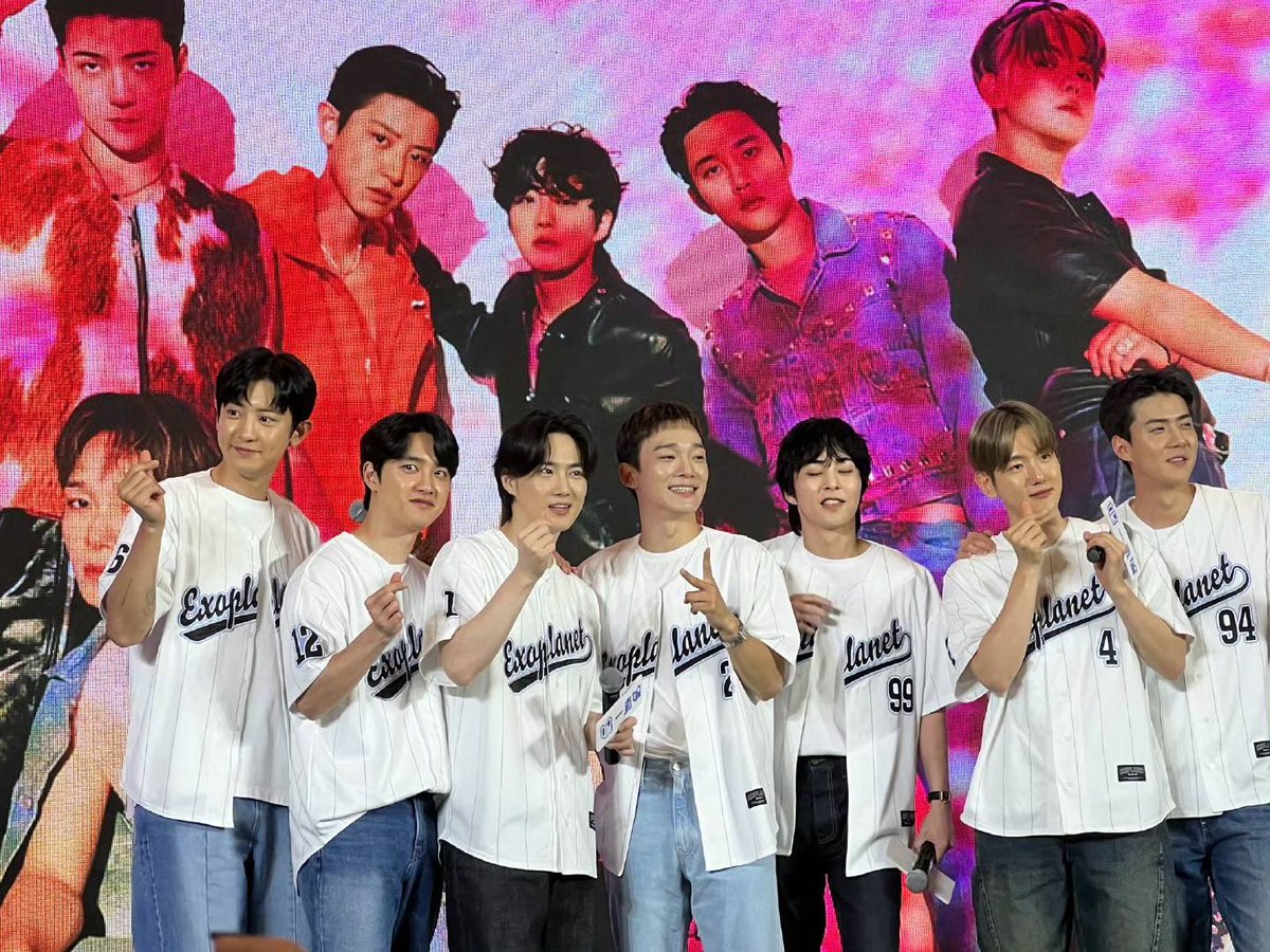 EXOGlobal's tweet photo. [LQ] 230814 #EXO @ ‘EXIST’ Offline Fansign in Qingdao 
Cr. 金茶蛋的小小姐姐

#엑소 @weareoneEXO https://t.co/etxi48G0tK