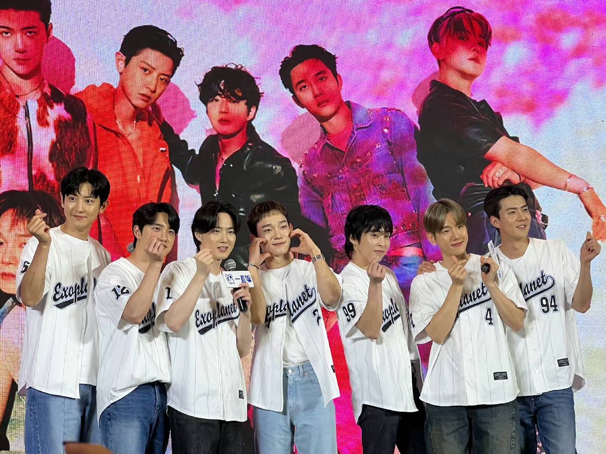 EXOGlobal's tweet photo. [LQ] 230814 #EXO @ ‘EXIST’ Offline Fansign in Qingdao 
Cr. 金茶蛋的小小姐姐

#엑소 @weareoneEXO https://t.co/etxi48G0tK