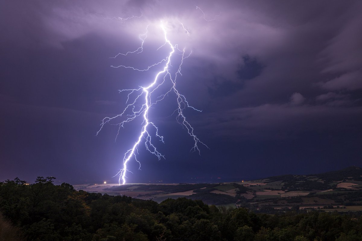 AlexisLinant63's tweet photo. Cette nuit dans le Puy de dome.
Bien longtemps que je rêvais d’avoir des orages du genre ici.
L’Auvergne est magique !🥰
#auvergne #keraunos #meteo #orage https://t.co/1G60Nanw9R