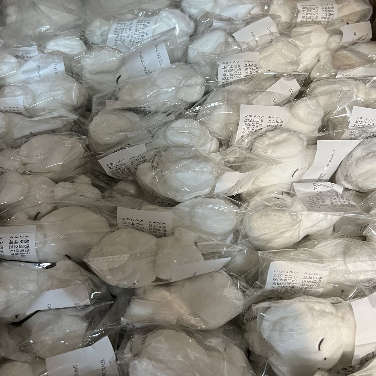 📦

젠푸는 이번 주 수요일에 모두 바로 발송예정입니다

포장과 송장 등록을 모두 마친 상태라 혹시 미리 송장 번호를 알고 싶은 분이 계시다면 ‘대한통운’ 앱을 통해서 추적 또는 DM으로 연락 부탁드립니다!

오랜 시간 기다려주셔서 감사합니다!🙇🏻‍♀️❤️