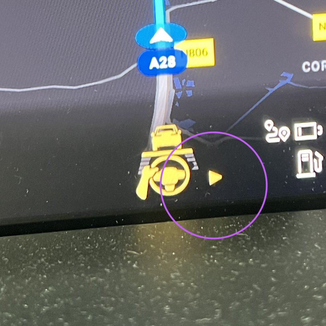 kulderij's tweet photo. @VolvoCarNL wat betekend dit pijltje naar rechts? Kan het niet vinden in de handleiding. XC60 https://t.co/sXupdHCXB5