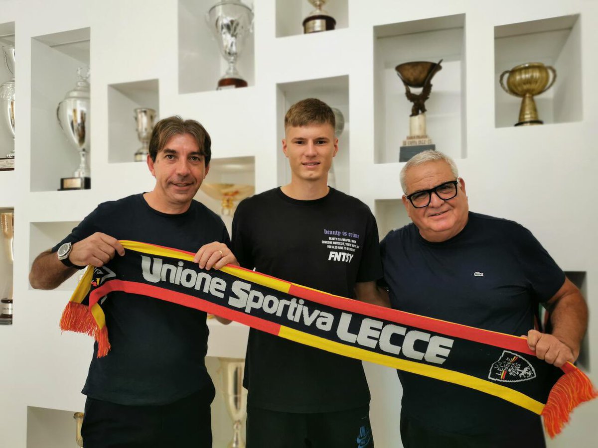 VerFilippo's tweet photo. L’U.S. #Lecce comunica di aver acquisito a titolo temporaneo con opzione di acquisto, il diritto alle prestazioni sportive del calciatore Bosko #Jemo, dal HNK Hajduk Split.
L’esterno offensivo croato classe 2004 sarà a disposizione della formazione Primavera 1. https://t.co/ntBHR2QYBI