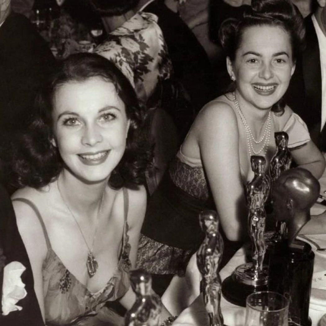 ♡Ne tatlı gülmüşler🩷
Sevgili Vivien Leigh ve Olivia De Havilland, 1940 yılı Oscar Töreni'nde
#VivienLeigh #OliviaDeHavilland #OscarTöreni #1940lar
