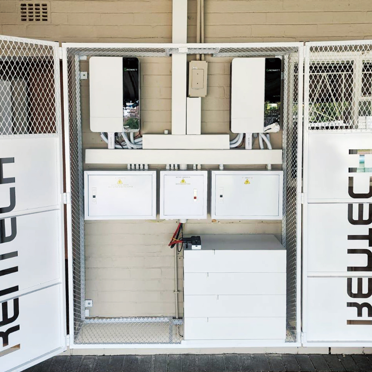 GrowattInverter's tweet image. Power on, worry less. 🔋

🔆👉 #Growatt&apos;s SPF 5000 ES inverters combined with the AXE Battery are keeping this South African home connected during power cuts, with an estimated annual savings of 40,865 ZAR. ♻️

#BackupPower #OffGridSolar #PowerOutage