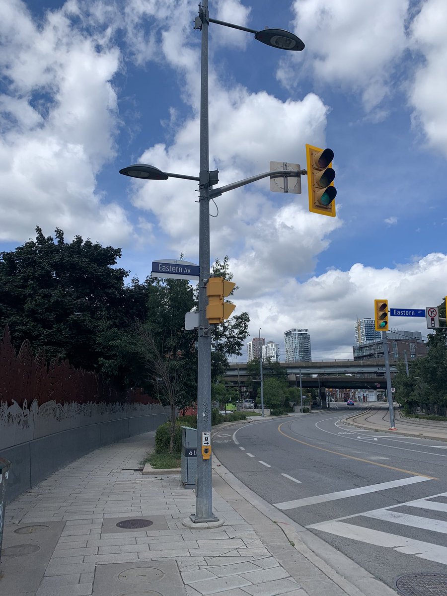 iamwoodee's tweet photo. @311 APS system faulty on west side of Sumach &amp; Eastern. Very dangerous for any visually-impaired pedestrian. https://t.co/Y9vs42qHD9