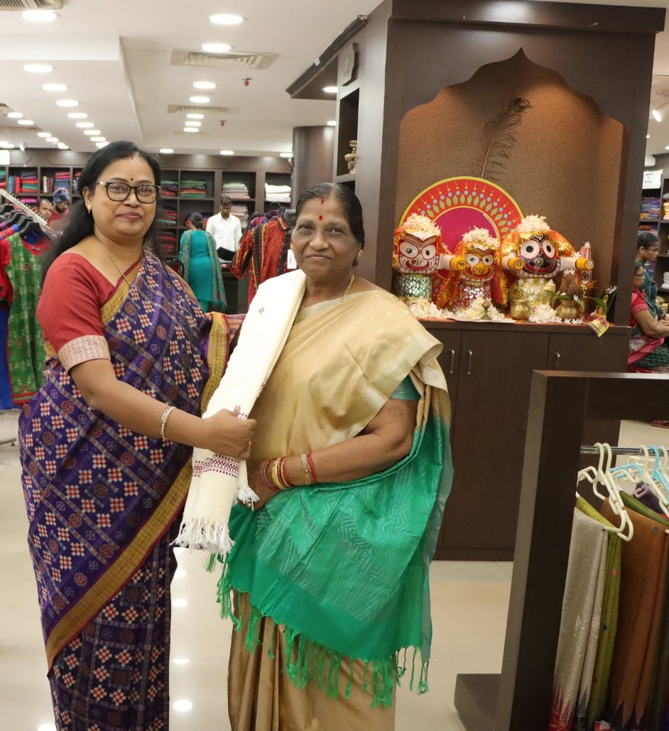 HTH_Odisha's tweet photo. Continuing #NationalHandloomWeek celebration, MD @Boyanikaonline Smt Pranati Chhotray presented a small token of love as a gesture of appreciation to valuable customers for their purchases made across Boyanika's #Bhubaneswar outlets.
#OdishaHandloomMagic #OdishaHandloom #Boyanika https://t.co/2ANQnfWgvc