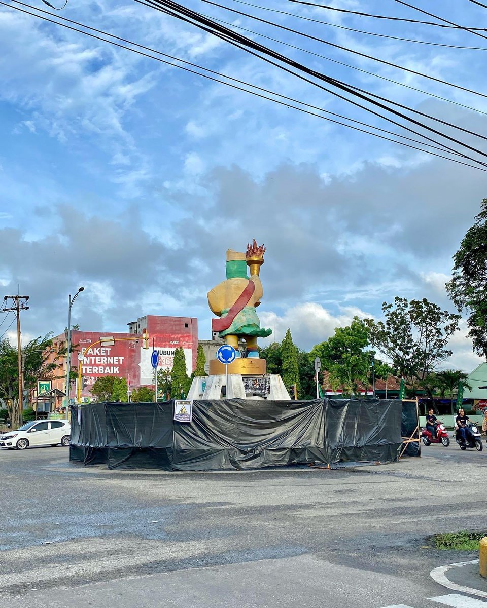 sepdum's tweet photo. Sedang ada pekerjaan di Bundaran Tugu Pon. Belum ada info apakah dilakukan pemeliharaan saja atau perubahan bentuk tugu.

Kilas balik, siapa yang masih ingat pada tahun berapa pergelaran PON di Provinsi Riau?? 

#sepdum https://t.co/iiQAX2Cvmy