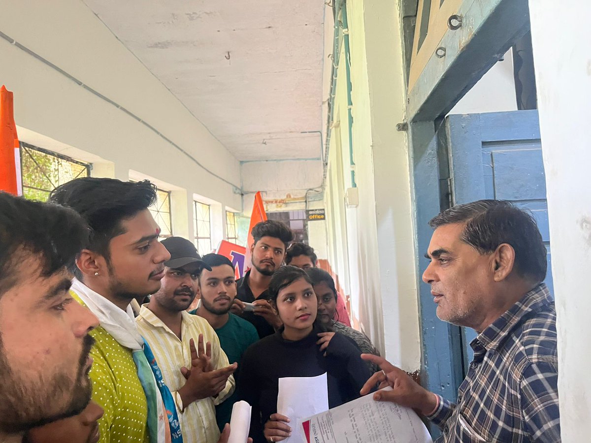 NSUIGUNA's tweet photo. आज एनएसयूआई गुना द्वारा पी जी  कॉलेज गुना में पोस्ट ग्रेजुएशन के विषय समाजशास्त्र ��र भूगोल विषय के प्रोफेसर उपलब्ध करवाने और विषय की रेगुलर क्लास लगवाने को लेकर प्रदर्शन कर प्राचार्य को ज्ञापन सौपा गया ।।
@NSUIMP @JVSinghINC @AASHU_NSUI @GaurNsui https://t.co/A94OEPnNmb