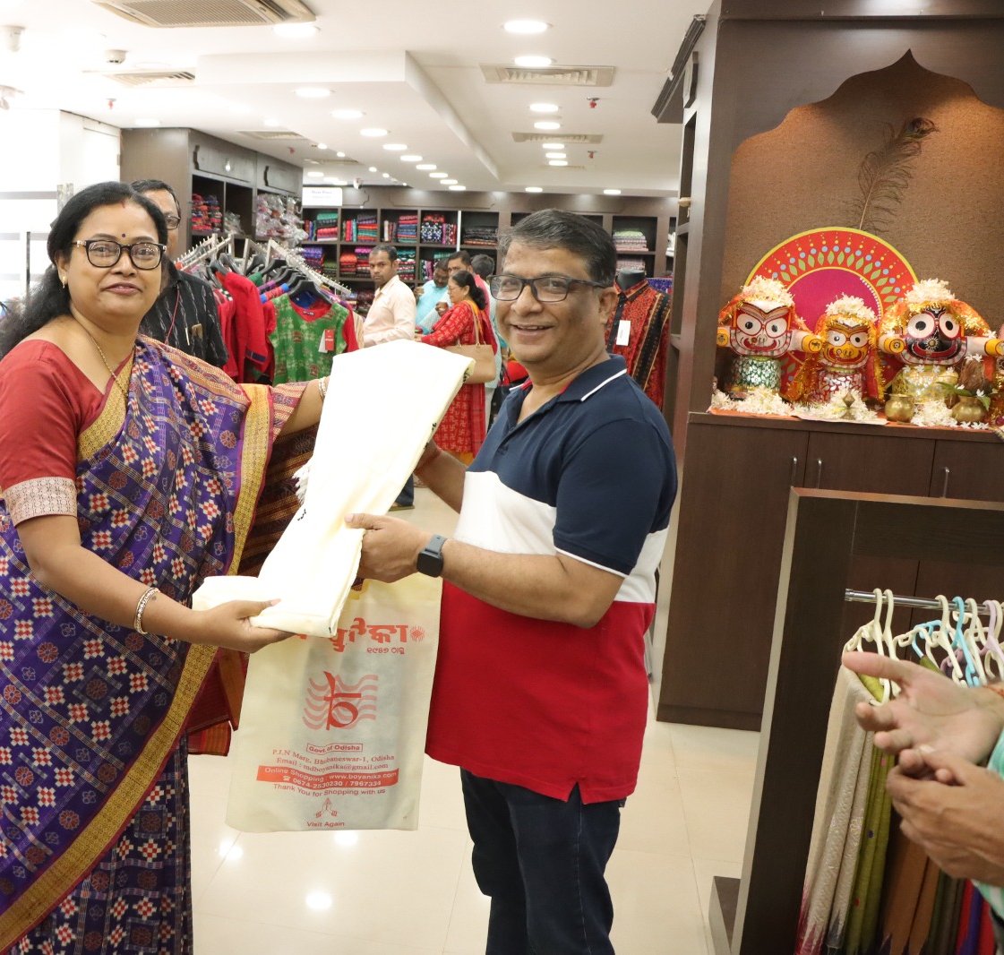 HTH_Odisha's tweet photo. Continuing #NationalHandloomWeek celebration, MD @Boyanikaonline Smt Pranati Chhotray presented a small token of love as a gesture of appreciation to valuable customers for their purchases made across Boyanika's #Bhubaneswar outlets.
#OdishaHandloomMagic #OdishaHandloom #Boyanika https://t.co/2ANQnfWgvc