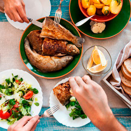 🌊En verano el consumo de pescado aumenta gracias al turismo. Aún así,  sigue preocupando a toda la cadena de valor el descenso de consumo de pescado en los hogares españoles.

<a href="/P_Recuperacion/">Plan de Recuperación</a>

#PescaAzul #DelMaralaMesa #Pesca #Acuicultura