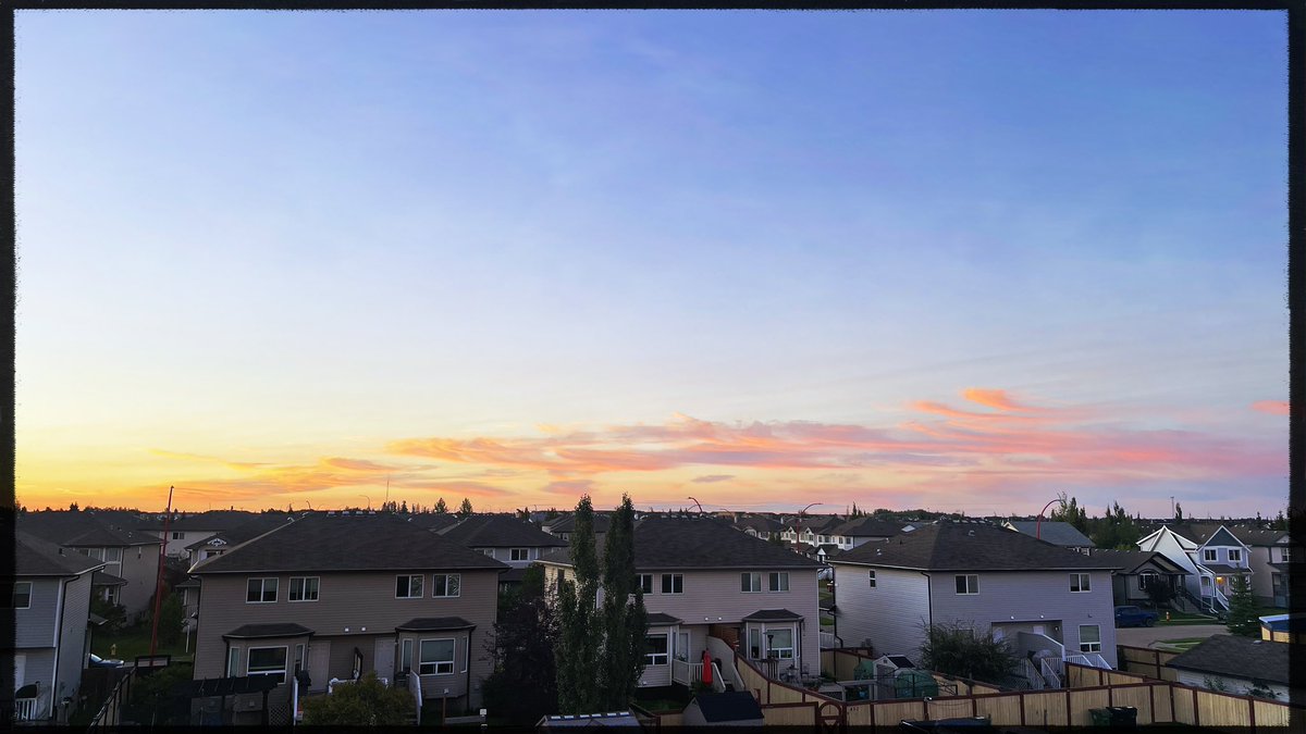 mlphotography77's tweet photo. That’s a good view to wake up to this morning!! 
#MondayMood #leduc #prairieskies #albertaskies #thatviewtho https://t.co/KJAmmhvk0c