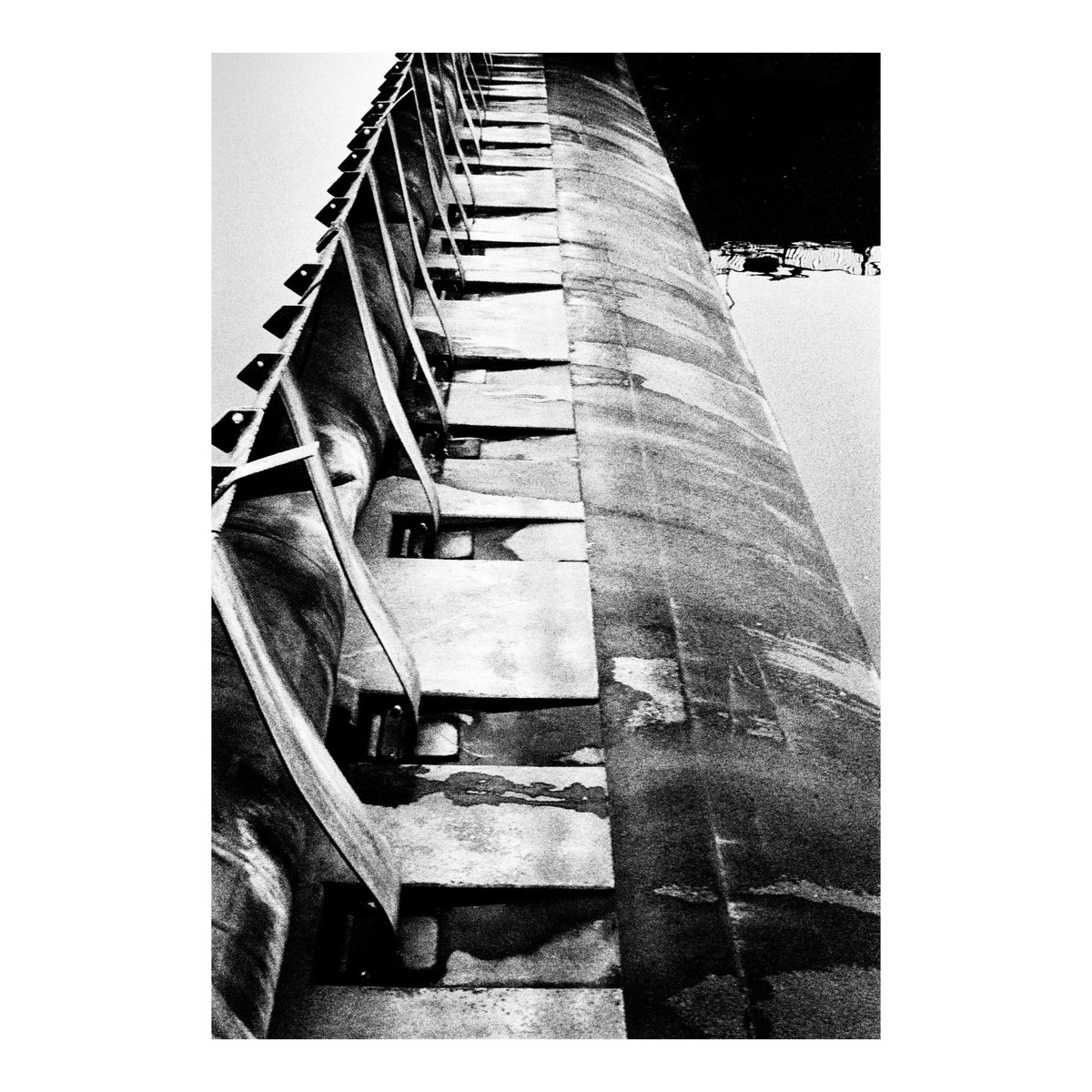 fslash12's tweet photo. #damthatriver #dodgeandburn #blackandwhitephotography #urban #highcontrast #documentaryphotography #leicam4p #tmax3200 #d76 #35mm #filmphotography #analogphotography #belleville #bellevilleOntario #streetphotography https://t.co/huXdEMD1On