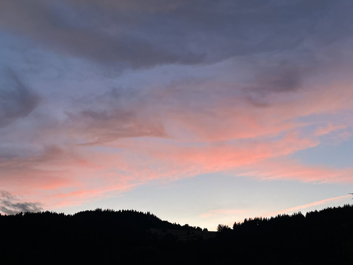 IvanGaidarov's tweet photo. #Sunset over the #Rhodopes mountain with orange pinkish tint 🌄
Another hot day has gone 🌞
Typical mid-August weather for #Bulgaria 🇧🇬
📷Own https://t.co/JdU4RZQQhb