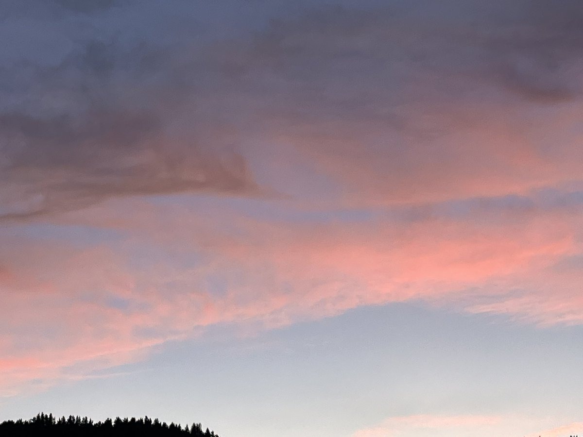 IvanGaidarov's tweet photo. #Sunset over the #Rhodopes mountain with orange pinkish tint 🌄
Another hot day has gone 🌞
Typical mid-August weather for #Bulgaria 🇧🇬
📷Own https://t.co/JdU4RZQQhb