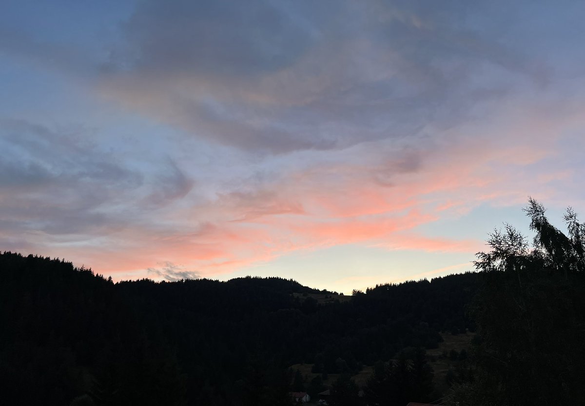 IvanGaidarov's tweet photo. #Sunset over the #Rhodopes mountain with orange pinkish tint 🌄
Another hot day has gone 🌞
Typical mid-August weather for #Bulgaria 🇧🇬
📷Own https://t.co/JdU4RZQQhb