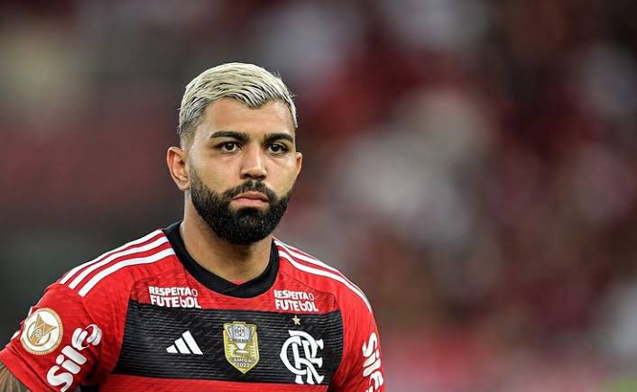 A ineficiência do Gabriel é assustadora. Se mantém titular porque corre de um lado para o outro sem o minimo de noção e objetividade, jogando a todo momento para torcida e não para o time. Quanto mais forte fisicamente fica, mais suas deficiências como jogador de futebol ficam