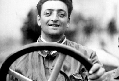 MRKONS's tweet photo. Un día como hoy, pero de hace 35 años Enzo Ferrari, mejor conocido como el commendatore, dejó el plano terrenal.
Ferrari es una marca que TODO el mundo conoce -sean o no fanáticos de los autos-.
Dejó un enorme legado y una serie de vehículos emblemáticos.
Su primera creación el 125 S de 1947 y su último coche el F40 de 1988.
#ChoroHistorico @FerrariMexico