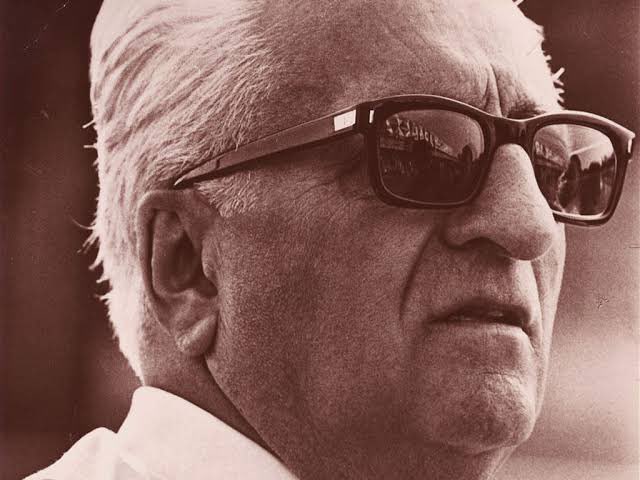 MRKONS's tweet photo. Un día como hoy, pero de hace 35 años Enzo Ferrari, mejor conocido como el commendatore, dejó el plano terrenal.
Ferrari es una marca que TODO el mundo conoce -sean o no fanáticos de los autos-.
Dejó un enorme legado y una serie de vehículos emblemáticos.
Su primera creación el 125 S de 1947 y su último coche el F40 de 1988.
#ChoroHistorico @FerrariMexico