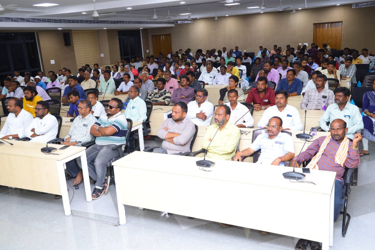 balkasumantrs's tweet photo. మంచిర్యాల జిల్లా, ఐడిఓసి కలెక్టరేట్ ఆఫీస్ లో రేషన్ డీలర్ల కమీషన్ పెంపు, హెల్త్ కార్డులు, బీమా కల్పన మరి ఏండ్లుగా పెండింగ్ లో ఉన్న 13 సమస్యలను పరిష్కరించిన సందర్భంగా గౌరవ ముఖ్యమంత్రి కేసీఆర్ గారికి కృతజ్ఞత సభ నిర్వహించడం జరిగింది. ఈ కార్యక్రమంలో మంచిర్యాల శాసనసభ్యులు నడిపెల్లి దివాకర్ @NDiwakarRao గారు @Collector_MNCL బదావత్ సంతోష్ గారు. అధికారులు రేషన్ డీలర్లు పాల్గొన్నారు.